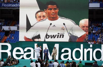 Cristiano Ronaldo speaks in front of Real fans