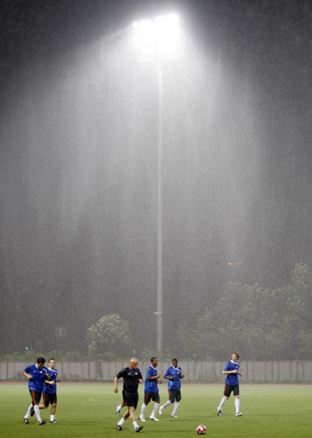 Dutch soccer stars train under heavy rain in Shanghai