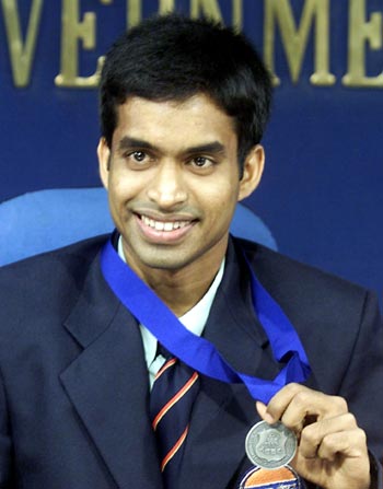 Pullela Gopichand shows his All England medal during a press conference in New Delhi in March 2001