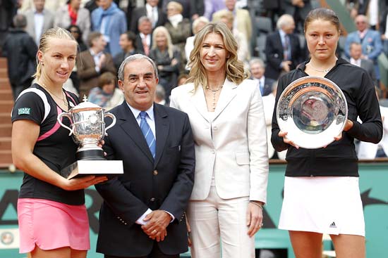 Svetlana Kuznetsova, President of the French Tennis Federation (FFT) Jean Gachassin, former tennis great Steffi Graf and Dinara Safina pose