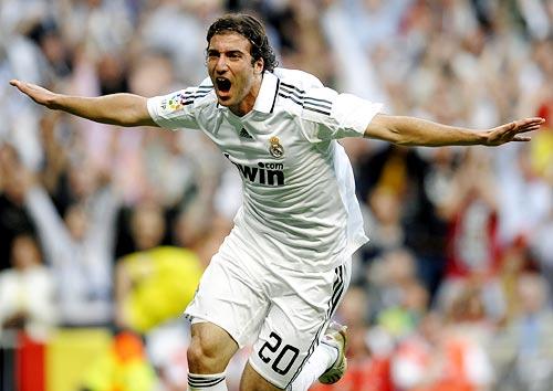 Gonzalo Higuain celebrates