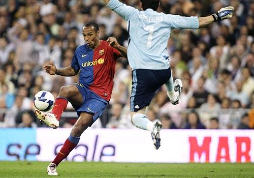 Thierry Henry scores Barca's opening goal