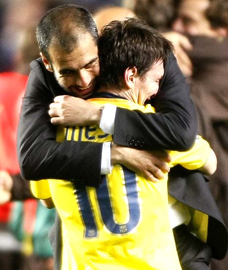 Barcelona's coach Pep Guardiola embraces Lionel Messi after their victory against Chelsea