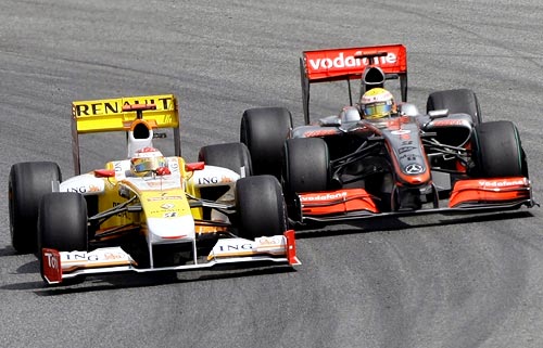 Fernando Alonso (left) overtakes Lewis Hamilton