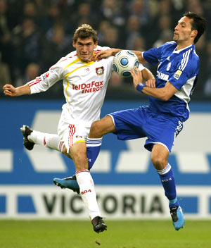 Schalke 04's Kevin Kuranyi (right) and Bayer Leverkusen's Reinartz vie for possesion during their Bundesliga tie in Gelsenkirchen on Saturday