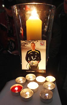 Fans light candles in memory of Robert Enke outside the headquarters of Bundesliga team Hanover 96