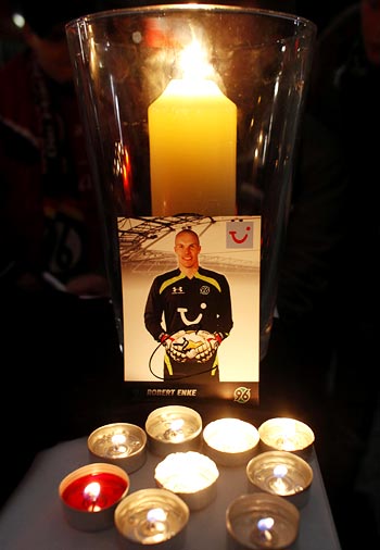 Fans light candles outside the headquarters of Bundesliga team Hanover 96 in memory of Robert Enke