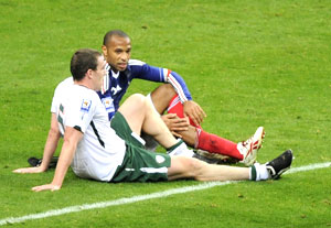 France's Thierry Henry speaks with Ireland's Richard Dunne (left) after their controversial WC play-off match