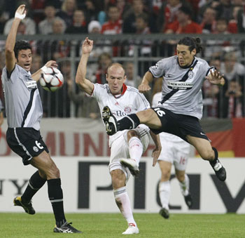 Bayern Munich's Arjen Robben is challenged by Juventus' Fabio Grosso and Mauro Camoranesi