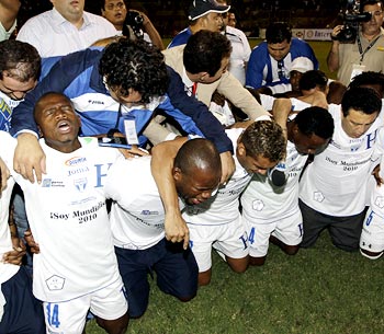 Honduras players celebrate