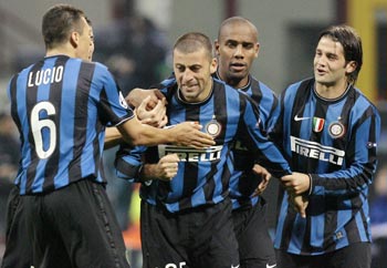 Inter Milan's Samuel celebrates after scoring against Dynamo Kiev