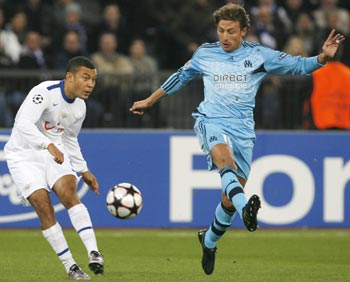 FC Zurich's Johann Vonlanthen kicks the ball next to Olympique Marseille's Gabriel Heinze