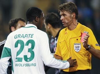 VfL Wolfsburg's Grafite receives red card from referee Rosseti during Champions League soccer match against Besiktas