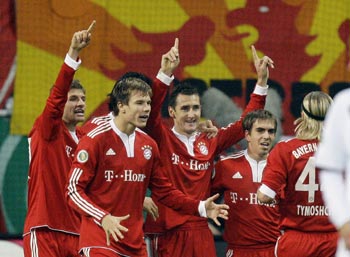 Miroslav Klose celebrates with his Bayern teammates