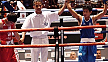 A victorious Nanao Singh (right)