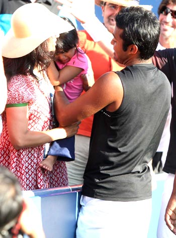 Leander Paes celebrates with his family after winning the title