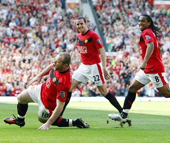 Wayne Rooney celebrates scoring the opening goal