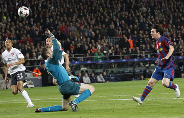 Messi scores past Almunia