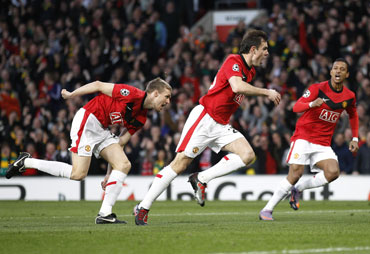 Darron Gibson scores the first goal for Man United