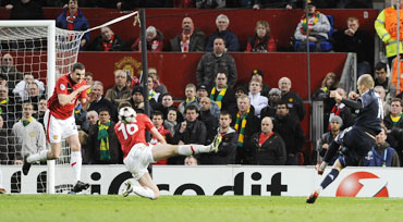 Arjen Robben scores past Man U defenders