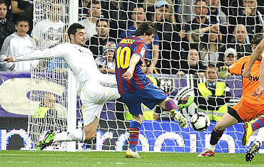 Lionel Messi shoots past Iker Casillas