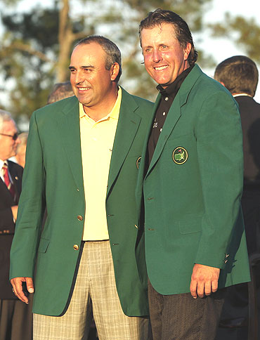 Phil Mickelson (right) with last year's champion Angel Cabrera