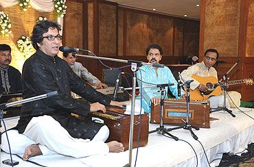 Talat Aziz performs during the Sangeet ceremony