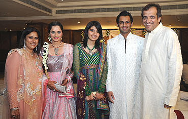 Shoaib Malik with his his bride and her family
