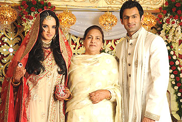 Sania Mirza and Shoaib Malik with the groom's mother