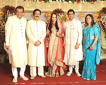Sahara chief Subroto Roy (second from left) with the couple and the bride's parents