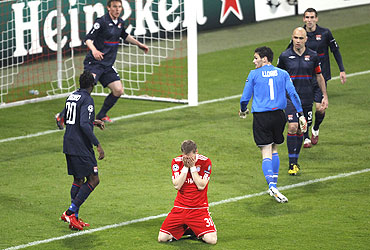 Bayern Munich's Bastian Schweinsteiger (centre) reacts after failing to nail a header