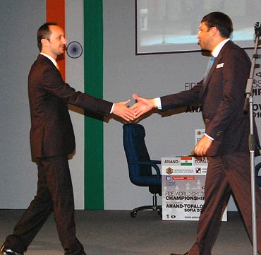 Viswanathan Anand (right) with Veselin Topalov