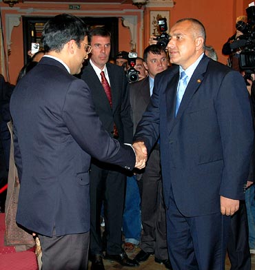 Viswanathan Anand (left) speaks to Prime Minister of Bulgaria Boiko Borisov