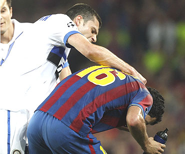 Inter Milan's Thiago Motta (centre) gets into a scuffle with Barcelona's Sergio Busquets after receiving a red card