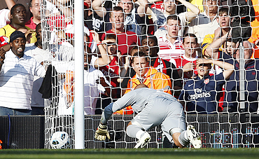 Liverpool's goalkeeper Pepe Reina concedes a goal against Arsenal