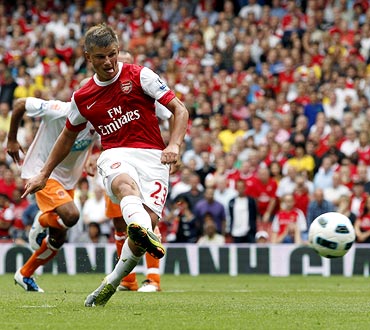 Andrei Arshavin shoots and scores a penalty against Blackpool