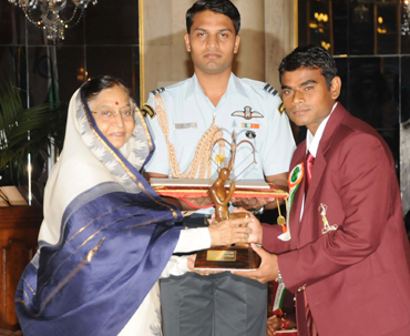 Deepak Mandal receiving the Arjuna Award from the President