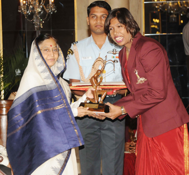 Jhulan Goswami receives the award from Pratibha Patil