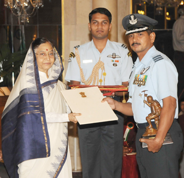 Wing Commander Jai Kishan receiving the Tenzing Norgay adventure award from the president