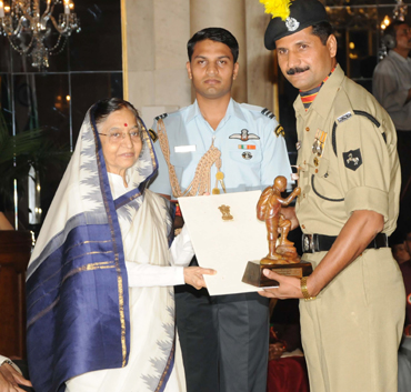 Kamlesh Bounthiyal receives the award from Pratibha Patil