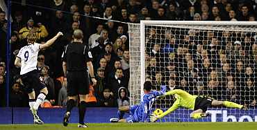 Tottenham Hotspur's Roman Pavlyuchenko scores past Chelsea goalkeeper Petr Cech