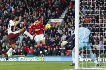 Berbatov heads past Sunderland's Gordon to score Manchester United opening goal