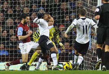 Tottenham Hotspurs' Van Der Vaart scores past Aston Villa's Friedel