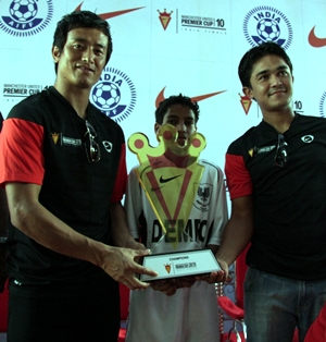 Baichung Bhutia and Sunil Chettri with the Nike-MUPC 2010 finals trophy