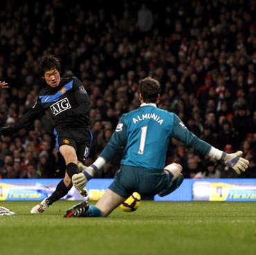 Park Ji-Sung (centre) scores the third goal for Manchester United