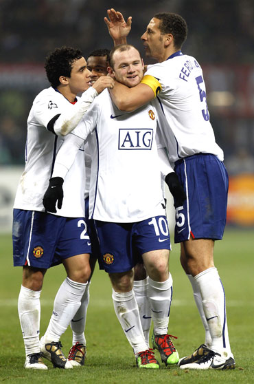 Manchester United's Wayne Rooney (centre) celebrates with team-mates after scoring against AC Milan