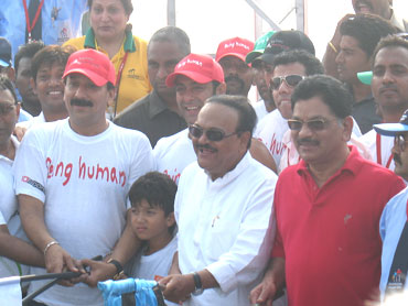 MLA Baba Siddiqui (left), Salman Khan (centre) and PWD Minister Chhagan Bhujbal flag off the Elite International race