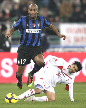 Inter Milan's Maicon (left) is challenged by Bari's Paulo Barreto