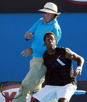 Monfils collides with a linesman during his match against Veic
