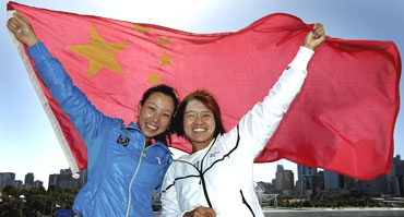 Chinese tennis stars Zheng Jie (left) and Li Na pose with their national flag on Wednesday